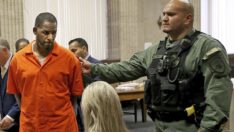 Ünlü şarkıcı R. Kelly şantaj ve seks ticareti yapmaktan 30 yıl hapis cezasına çarptırıldı