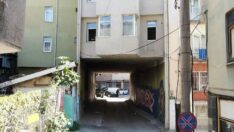Altından tünel gibi yol geçen apartman