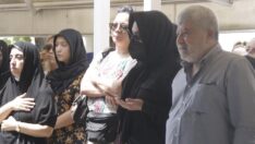 Ebru Gündeş annesini son yolculuğuna uğurladı