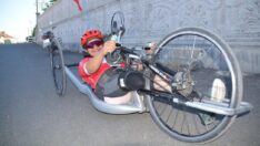 Elleriyle günde 45 kilometre pedal çeviriyor