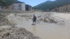 Ezine Çayı’nın suyu çekildi, vatandaşlar karşıya yürüyerek geçiyor