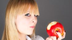 Görgü kurallarını unutun… Açık ağızla yemek yemek lezzeti artırıyor