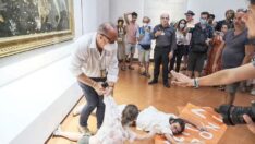 İtalya’da sıra dışı protesto: Kendilerini tabloya yapıştırdılar