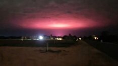 Kasaba halkı panik oldu… Gökyüzünü kaplayan pembe ışığın kaynağı herkesi şaşırttı