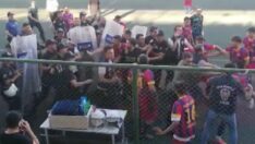 Kırmızı karta sinirlenen futbolcular hakeme saldırdı