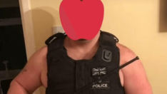 Polis yeleğiyle yarı çıplak poz veren adam sosyal medyada olay oldu