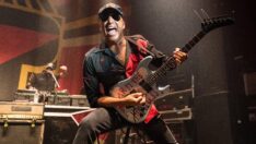 Rage Against the Machine gitaristi sahneden düştü