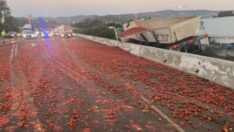 150 binden fazla domates yola saçıldı, zincirleme kaza yaşandı
