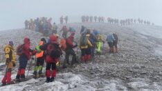 Ağrı Dağı’nda aynı gün 450 dağcı zirve yaptı