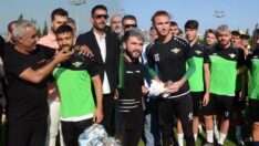 Akhisar’da ‘baklava’ depremi! ‘Başkan adayının baklavasını yiyen futbolcular kadro dışı’ iddiası..
