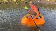 Dev balkabağında kürek çekerek rekor kırdı