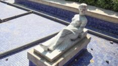 ‘Havuzda Serinleyen Kadın’ heykeline rujlu saldırı