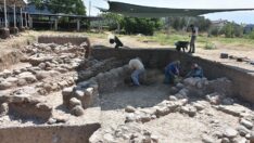 İzmir’de beş bin yıllık mermer idol bulundu