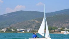 İznik Gölü’nde rüzgara karşı kıyasıya mücadele başladı