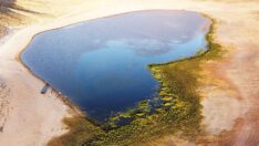 Kalp şeklindeki göl hayran bıraktı