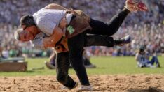 Kıyafetli güreş renkli görüntülere sahne oldu