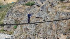 Komşusundan yol yapma izni alamayınca asma köprü yaptı