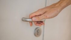 Maymun çiçeği salgınıyla ilgili uyarı: Kapı kolunu tutarken dikkat edin