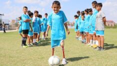 Sekiz yaşındaki Muhammet ilk adımını çok sevdiği futbol sahasında attı