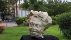 Smyrna Tiyatrosu’ndaki kazıda bulunan heykel başı koruma altında