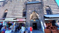 Tarihi caminin altı hırdavatçıdan geçilmiyor