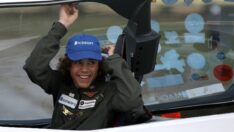 Uçakla tek başına dünyayı dolaşan en genç insan oldu