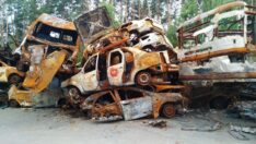 Ukrayna’da hurdaya dönen araçlar tuval oldu
