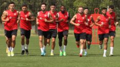Antalyaspor 10 yeni transfer yaptı 13 oyuncuyla yollar ayrıldı