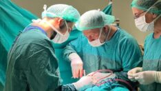 Beyin cerrahı baba oğul aynı hastanede çalışıyor, birlikte ameliyata giriyor