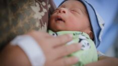 Bilim insanları ağlayan bebeği uyutmanın en iyi yolunu buldu