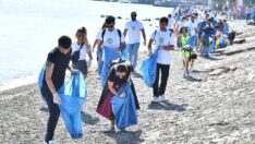 Çevre gönüllüleri deniz kıyısından 500 kilo çöp çıkardı
