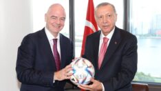 Cumhurbaşkanı Erdoğan, FIFA Başkanı Infantino’nun hediye ettiği topa kafa attı