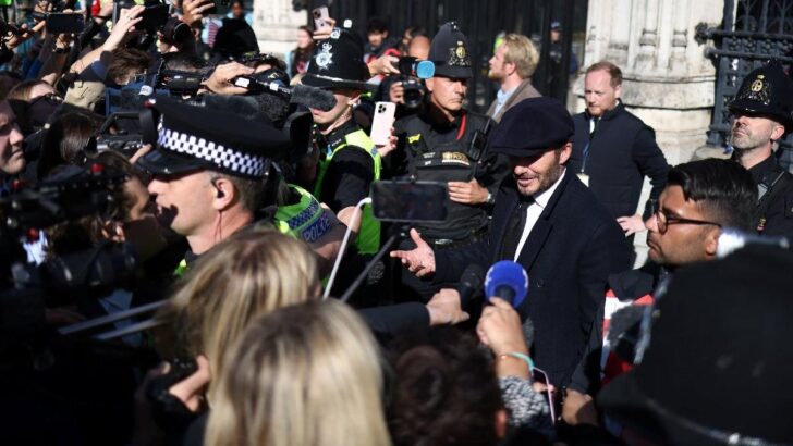 David Beckham kuyrukta bekledi