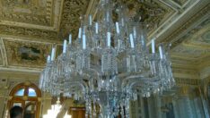 Dolmabahçe Sarayı’nın kristal şamdanlarına özel bakım