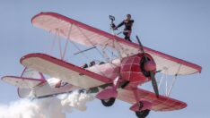 Eşinin kullandığı uçağın kanatlarında yürüyor