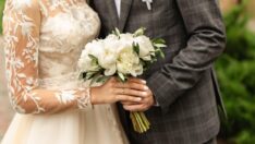 Gelin ve damat düğüne katılacaklardan giriş ücreti istedi