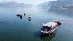 Gölde elektrikli tekneyle sessiz keyif