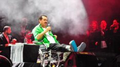 İbrahim Tatlıses Manisa’da da tekerlekli sandalyeyle konser verdi