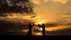 Karslı kadınlar rüzgara karşı “tahıl savurma” mesaisinde