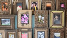 Karton parçalarından çerçeve yapıyor