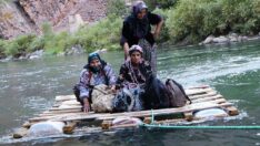 Keçileri için Zap Deresi’ni salla geçiyorlar