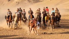 Kırgızistan’ın Van’daki bağımsızlık kutlamalarında renkli manzaralar