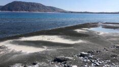 Salda’nın beyaz kumu kararıyor suyu salyalaşıyor