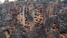 Sarp yamaca oyulan kaya mezarları tatilcilerin rotasında