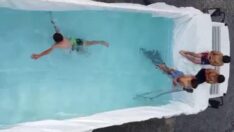 Sıcaktan bunalan çocuklar için damperi havuza çevirdiler