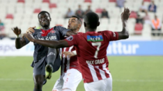Sivasspor 10 kişi kaldı 1 puanla yetindi