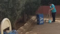 Tarih öğretmeninin eline fırça verip temizlik görevlisi yaptılar