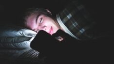 YouTube gençlerin daha az uyumasına neden oluyor