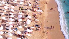 Akdeniz’de yaz bitmedi! Dünyaca ünlü Kaputaş Plajı’nda adım atacak yer kalmadı