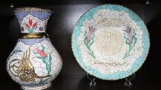 Altın karışımlı özel boya kullandığı motifler çiniye “değer” kattı